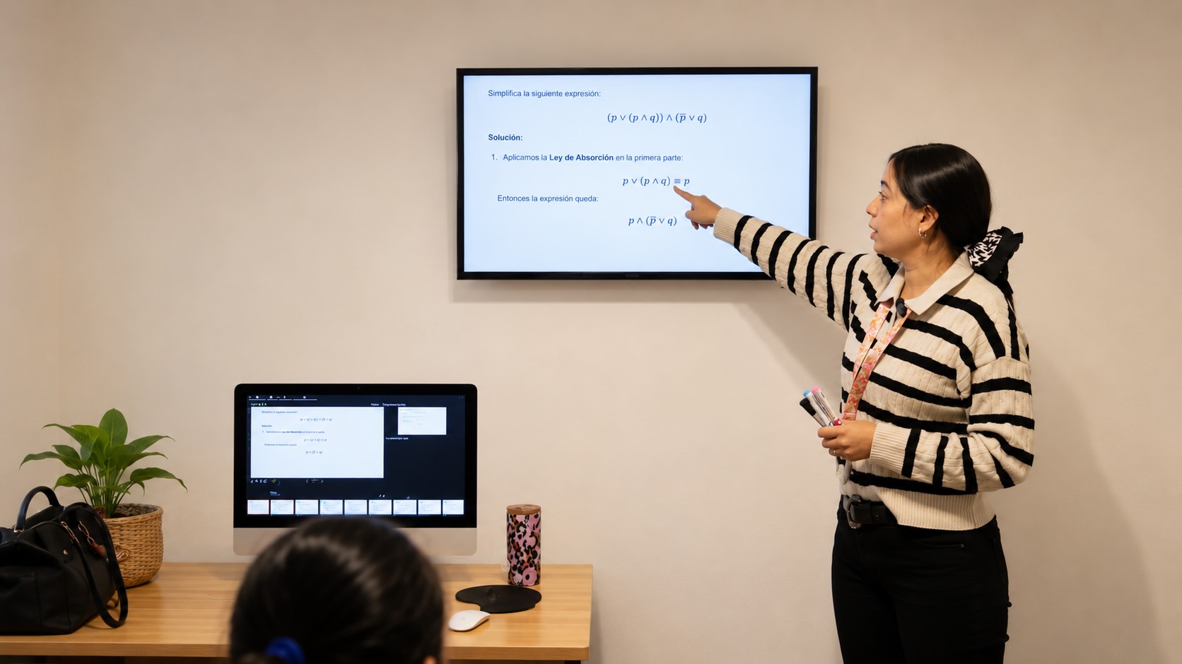Profe Florencia explicando matemáticas en un entorno educativo moderno